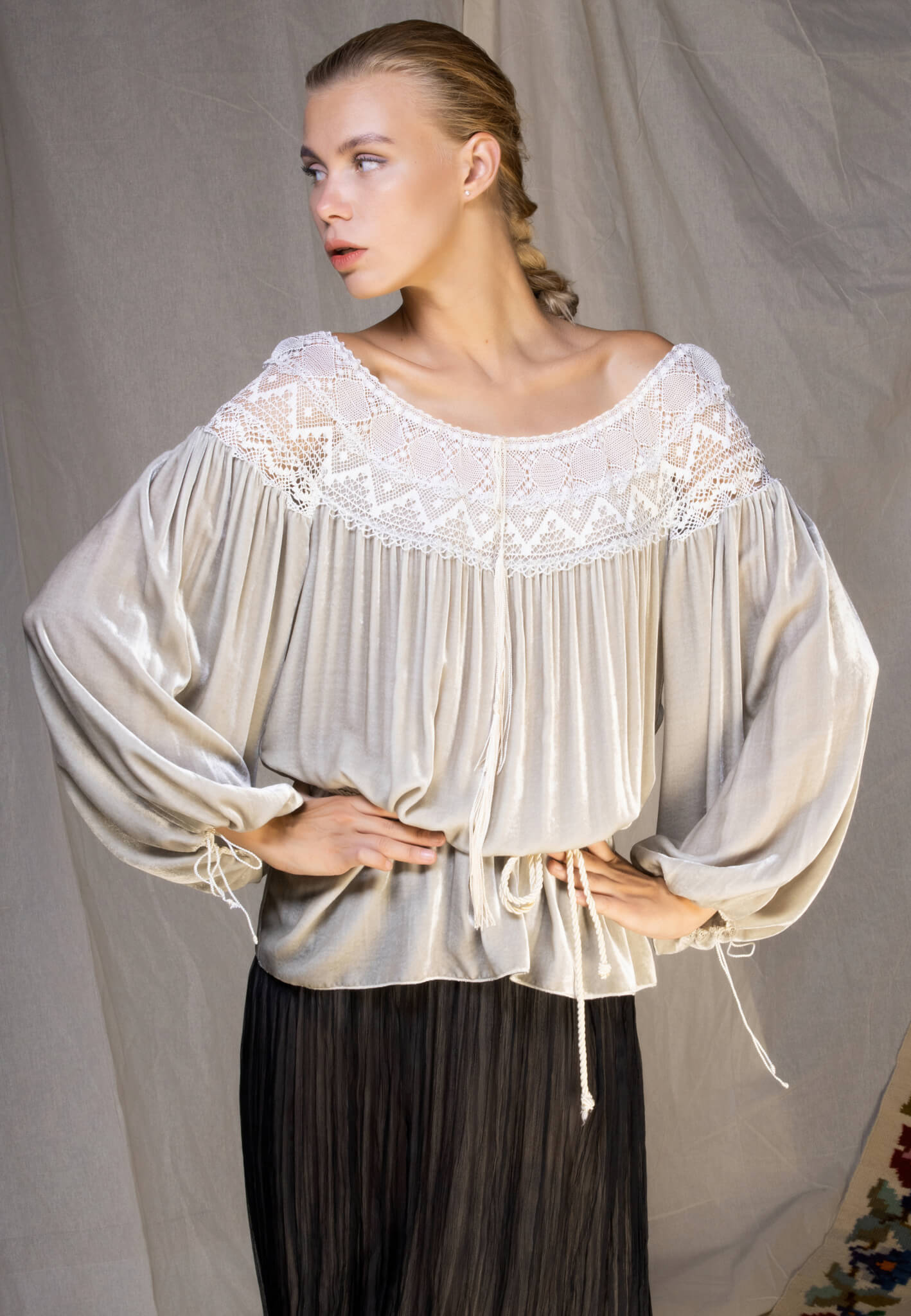 Velour blouse with lace